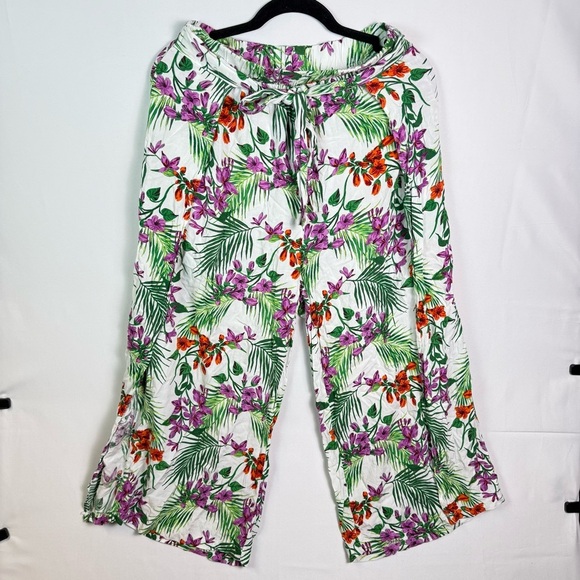 New Look Pants - 2/$15 New Look Women Floral Wide Leg Capri Pants Tropical Floral sz Large Flowy